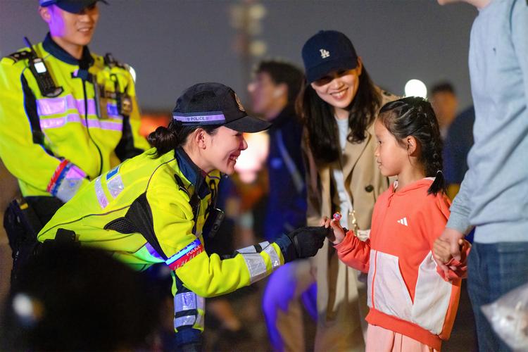 疫情期间窗口民警/疫情期间窗口民警事迹材料