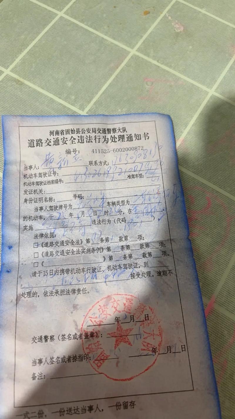 一家三口怎么坐摩托车出行-一家三口骑摩托车违法吗-第2张图片 一家三口怎么坐摩托车出行-一家三口骑摩托车违法吗-第2张图片