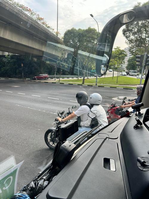 一家三口怎么坐摩托车出行-一家三口骑摩托车违法吗-第4张图片 一家三口怎么坐摩托车出行-一家三口骑摩托车违法吗-第4张图片