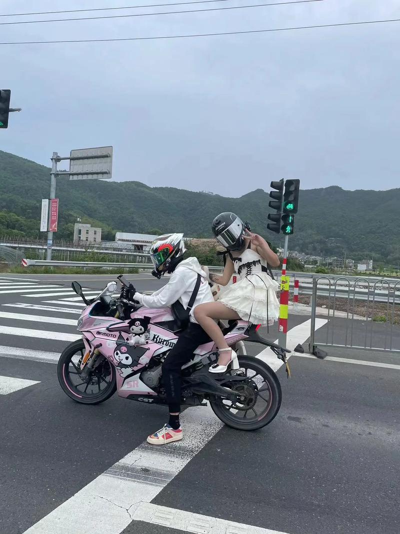 一家三口怎么坐摩托车出行-一家三口骑摩托车违法吗-第8张图片 一家三口怎么坐摩托车出行-一家三口骑摩托车违法吗-第8张图片