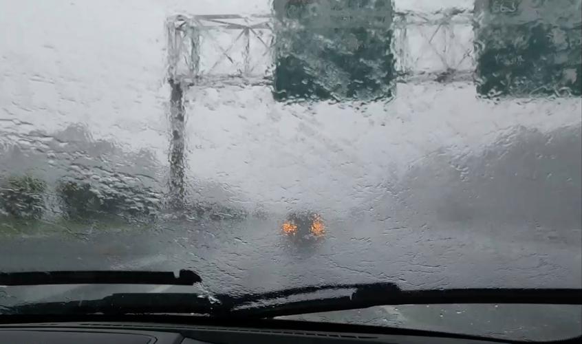 雨天出行高速路上能开车吗-雨天高速路行驶注意事项-第2张图片 雨天出行高速路上能开车吗-雨天高速路行驶注意事项-第2张图片