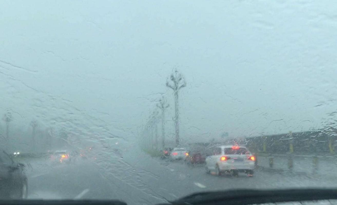 雨天出行高速路上能开车吗-雨天高速路行驶注意事项-第3张图片 雨天出行高速路上能开车吗-雨天高速路行驶注意事项-第3张图片