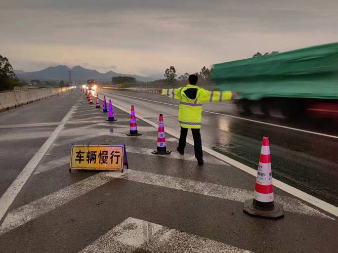 雨天出行高速路上能开车吗-雨天高速路行驶注意事项-第6张图片 雨天出行高速路上能开车吗-雨天高速路行驶注意事项-第6张图片