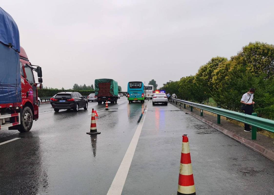 雨天出行高速路上能开车吗-雨天高速路行驶注意事项-第7张图片 雨天出行高速路上能开车吗-雨天高速路行驶注意事项-第7张图片