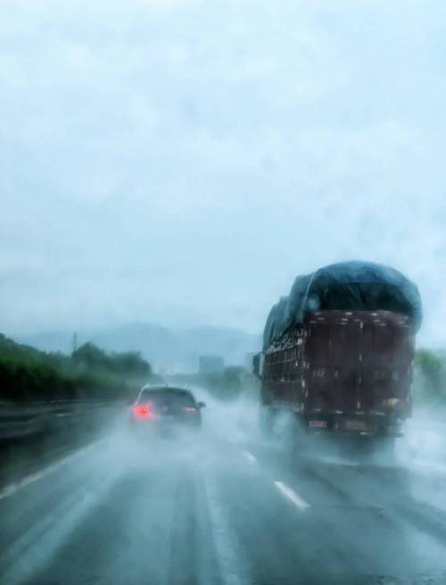 雨天出行高速路上能开车吗-雨天高速路行驶注意事项-第9张图片 雨天出行高速路上能开车吗-雨天高速路行驶注意事项-第9张图片