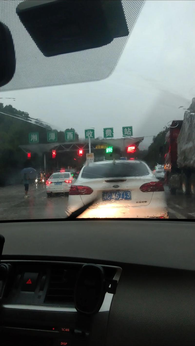 雨天出行高速路上能开车吗-雨天高速路行驶注意事项-第10张图片 雨天出行高速路上能开车吗-雨天高速路行驶注意事项-第10张图片
